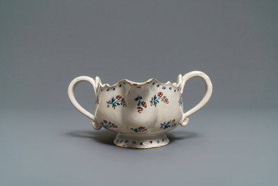 Une sauci&egrave;re en fa&iuml;ence polychrome de Bruxelles &agrave; d&eacute;cor '&agrave; la haie fleurie', 18&egrave;me